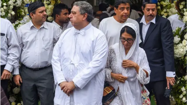 સાયરસની અંતિમવિધિમાં પારસી ઉદ્યોગપતિ તથા યુટીવીના સ્થાપક રોની સ્ક્રૂવાલા (મહિલાની પાછળ)