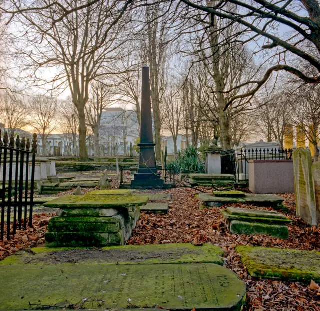 Кладбище на Брейди-стрит ранней весной