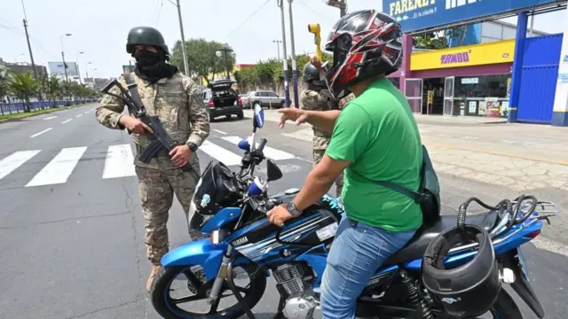 Una moto pasando un control