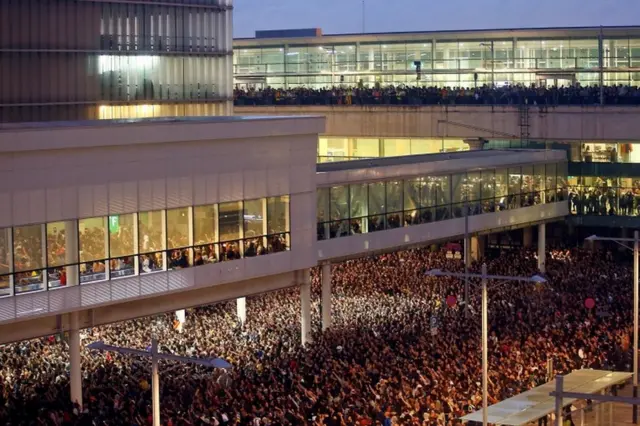 Manifestantes en el aeropuerto de Barcelona.
