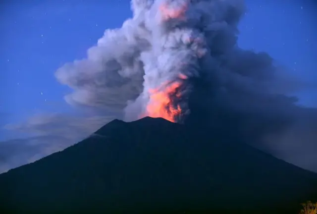 માઉન્ટ આંગુગ જ્વાળામુખીની તસવીર