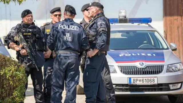 поліцейські на весіллі