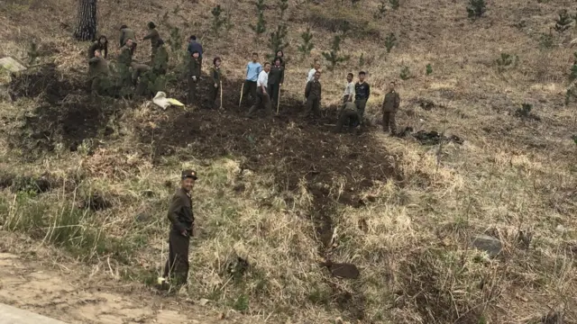 Yol kenarında çalışan işçiler