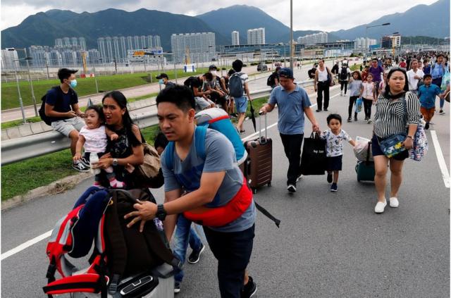 有市民从东涌市区步行前往机场。亦有抵港旅客因为没有交通工具离开机场，拖着行李步行至东涌。