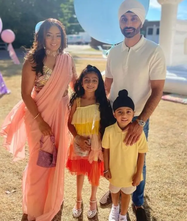 ਸਾਹਿਬ ਸਿੰਘ ਆਪਣੇ ਮਾਤਾ ਪਿਤਾ ਅਤੇ ਭੈਣ ਨਾਲ