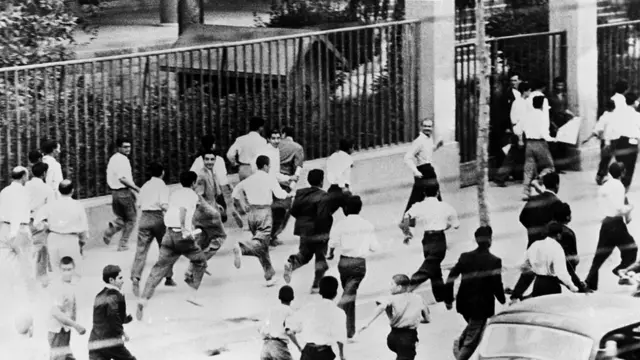 মোসাদ্কেকে উৎখাতের সময় তেহরানের রাস্তায় দাঙ্গাকারীরা