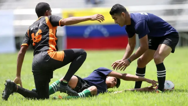 Anther jugando rugby.