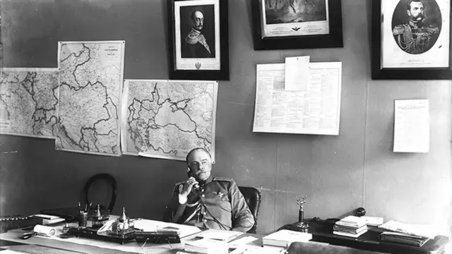 Начальник Петроградского жандармского управления генерал Иван Волков в своем кабинете (1915 год)