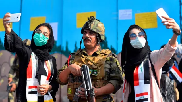 سلفی دو دختر با سرباز