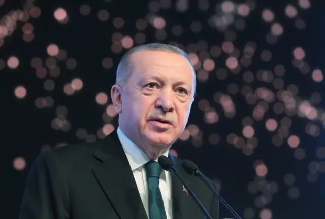 Cumhurbaşkanı Recep Tayyip Erdoğan, partili milletvekilleriyle gruplar halinde yaptığı toplantıların dördüncüsünü dün gerçekleştirdi. Edinilen bilgiye göre Erdoğan, "Biz Ankara ve İstanbul'u kaybetmedik. Belediyelerde çoğunluk bizde" saptamasında bulunarak 2023 seçimlerinin kritik olacağını vurguladı.