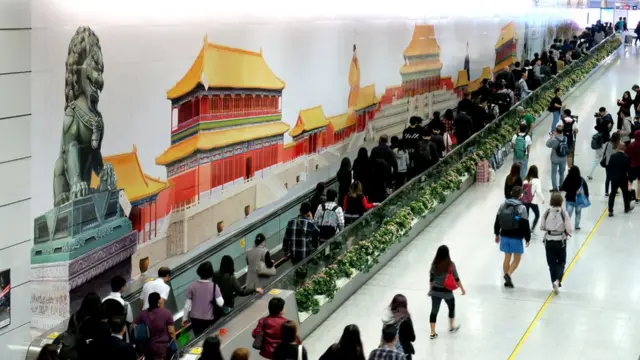 香港中环港铁车站内的故宫壁画（BBC中文网图片9/1/2017）