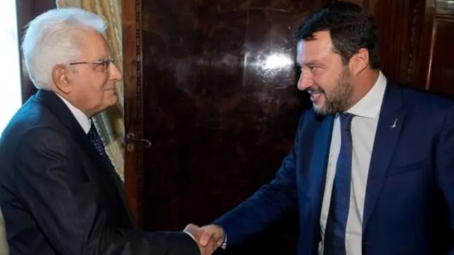 Madaxweyne Sergio Mattarella oo salaamaya hoggaamiyha xisbiga League Matteo Salvini