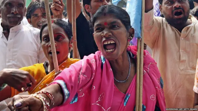 आंदोलन करणारी महिला