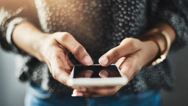 Руки с телефоном