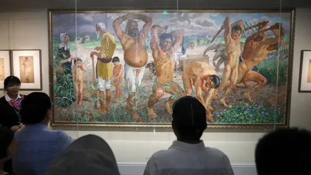 北京的徐悲鸿纪念馆观众参观徐悲鸿代表作《愚公移山》（中新社图片17/9/2019）