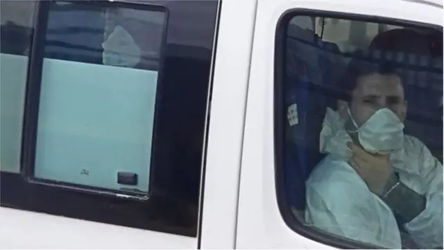 కరోనా అనుమానితుల్ని తీసుకెళ్తున్న రష్యా వైద్యాధికారులు