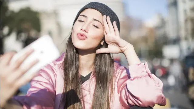 Una chica se hace un selfie