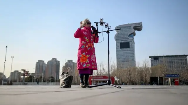 బీజింగ్‌ నుంచి లైవ్ స్ట్రీమింగ్ నిర్వహిస్తున్న ఒక మహిళ (2018 డిసెంబరు)