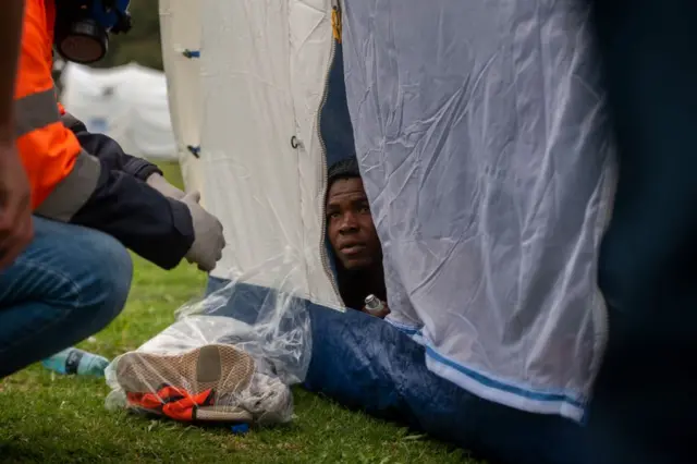 Personal sanitario revisa la saludhaddad apostas esportivasun hombre con asma en el campamento temporal para personas sin hogar ubicado en el estadiohaddad apostas esportivasrugbyhaddad apostas esportivasPretoria, en Sudáfrica, el 1haddad apostas esportivasabrilhaddad apostas esportivas2020.