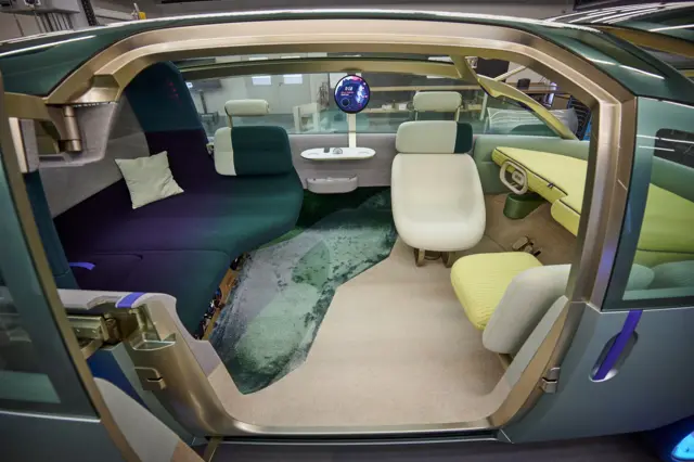 داخل مینی اربنات شبیه به یک اتاق نشیمن طراحی شده است