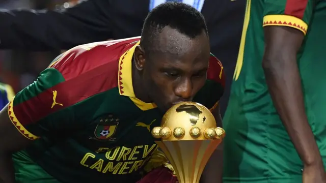 جاك زوا يقبل الكأس