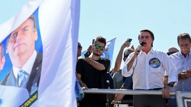 சோஷியல் லிபரல் கட்சியின் சார்பாக போட்டியிடும் 63 வயதான போல்சேனார்ரூவை சமூக வலைதளங்களில் மில்லியன்கணக்கான பிரேசிலியர்கள் பின்தெடர்கின்றனர்.