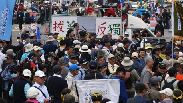2018年4月，台湾立法院门外的示威人群。