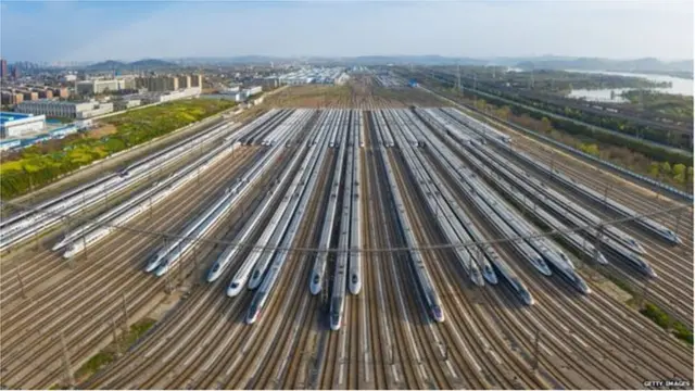 ચીનના વુહાન શહેરમાં હાઈ-સ્પીડ ટ્રેન મેઇન્ટેનેન્સ બેસમાં બુલેટ ટ્રેનની તસવીર