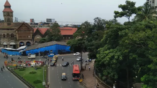 लोकमान्य टिळकांच्या खोलीतून दिसणारा रस्ता. समोर दिसणारं क्रॉफर्ड मार्केट. लोकमान्यांच्या अंत्यदर्शनासाठी याच रस्त्यावर हजारो लोक जमले होते. सरदारगृह