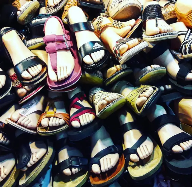 أحذية مكشوفة