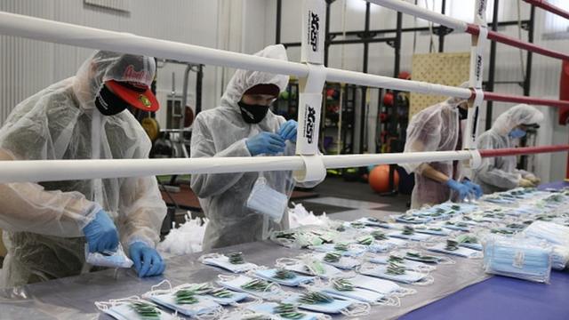 Волонтеры в Москве пакуют комплекты с масками и дезинфекторами
