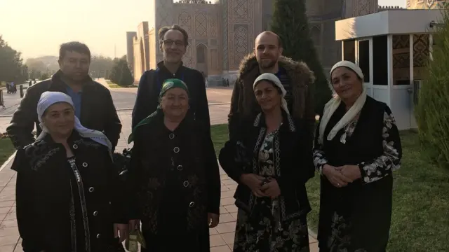 Журналисты Би-би-си и местные жители