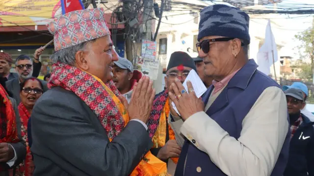 काठमाण्डू क्षेत्र नम्बर ५ का एमाले उम्मेदवार इश्वर पोखरेल मतदातासँग मत माग्दै