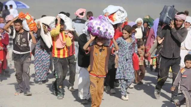 صورة أرشيفية لأيزيديين يفرون من تنظيم الدولة الإسلامية