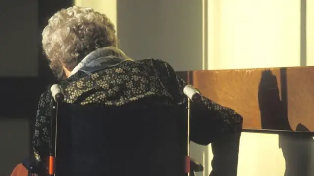 Ifoto yo mu bubiko igaragaza umukecuru