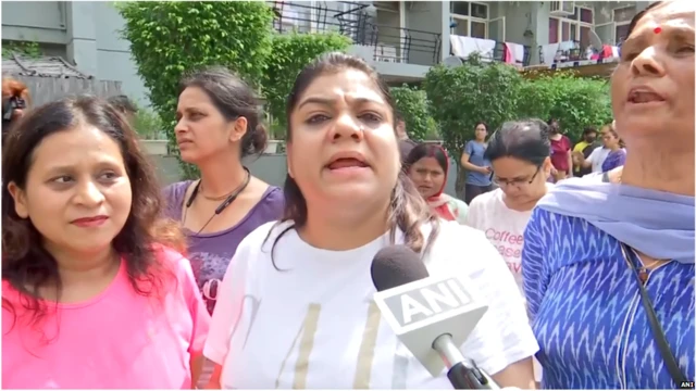 ग्रैंड ओमैक्स सोसाइटी के निवासी