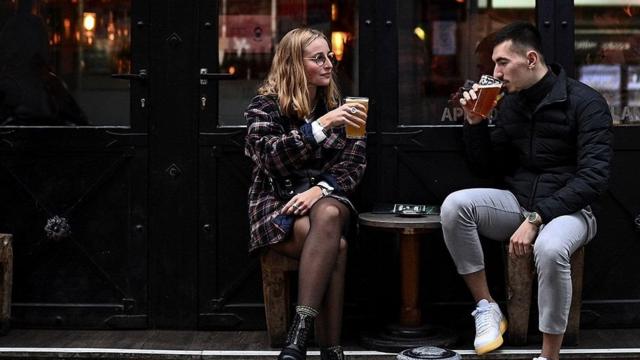 В Париже молодежь пьет пиво