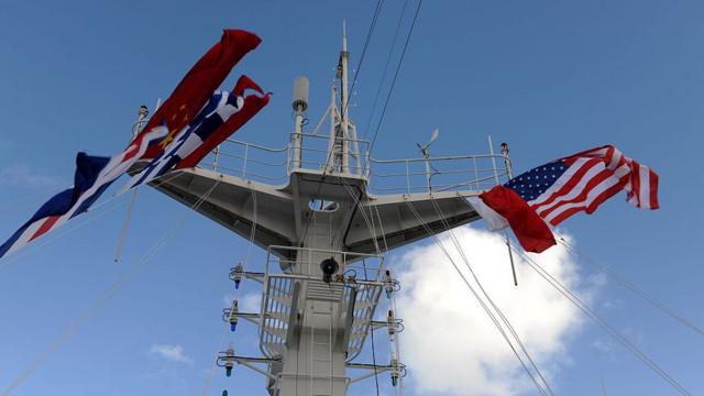 Quốc kỳ Trung Quốc và Hoa Kỳ treo trên cột buồm của Tàu Bệnh viện 'Hòa bình' khi con tàu bắt đầu chuyến thăm 5 ngày tại Mỹ vào 2015 tại San Diego, California của Hoa Kỳ.