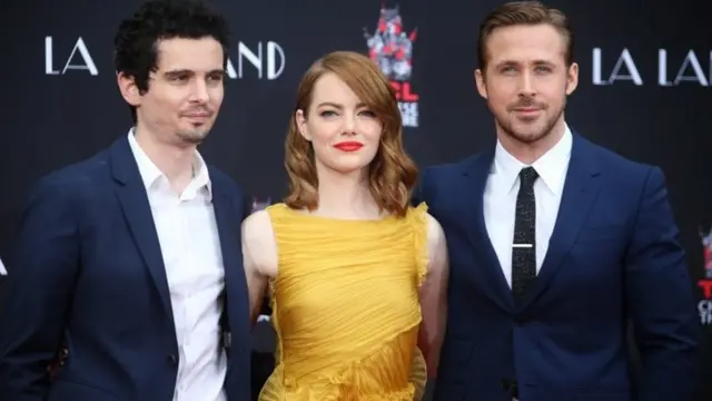 ريان غوزلنغ وإيما ستون والمخرج داميان تشازل خلال حفل تكريم في المسرح الصيني في كاليفورنيا