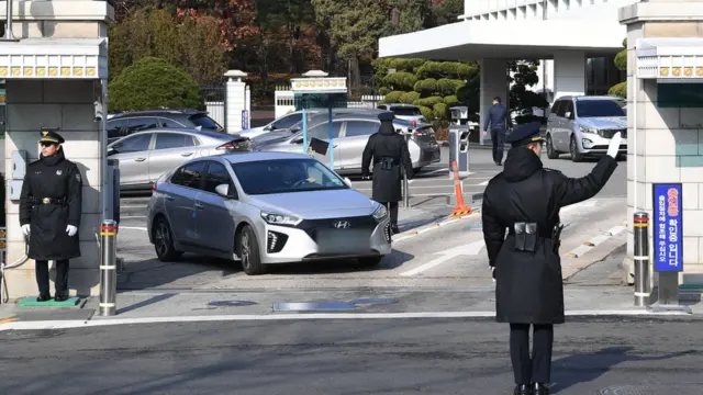 청와대를 압수수색 중인 검찰