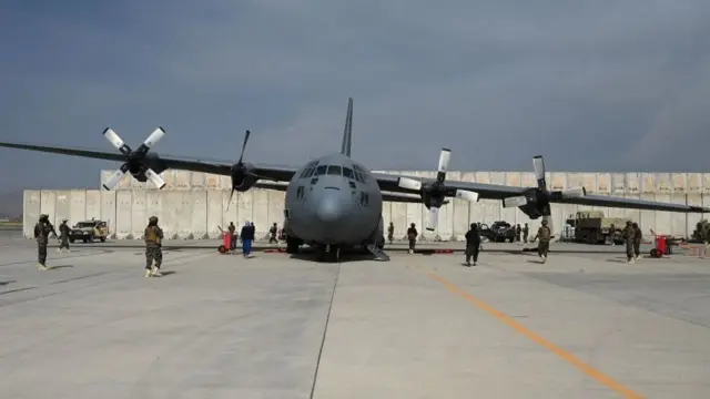 हमीद करझाई एअरपोर्टवरील C-130 हे विमान