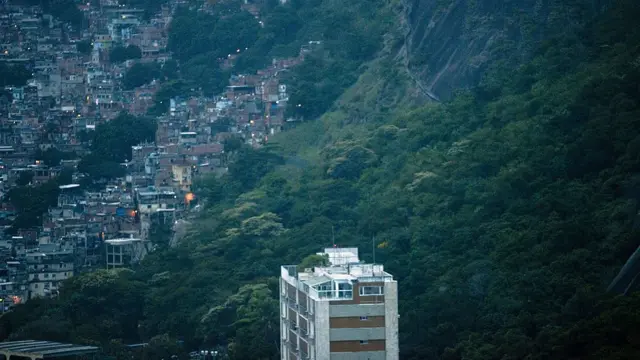 Rocinha, no Riojogos que pagam de verdade pelo pixJaneiro, ao fundo e um prédiojogos que pagam de verdade pelo pixSão Conrado