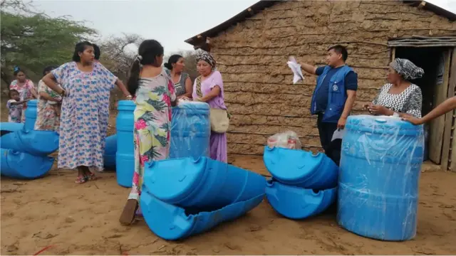 La communauté Ooroko de La Guajira, en Colombie, construit des abreuvoirs bleus pour les animaux.