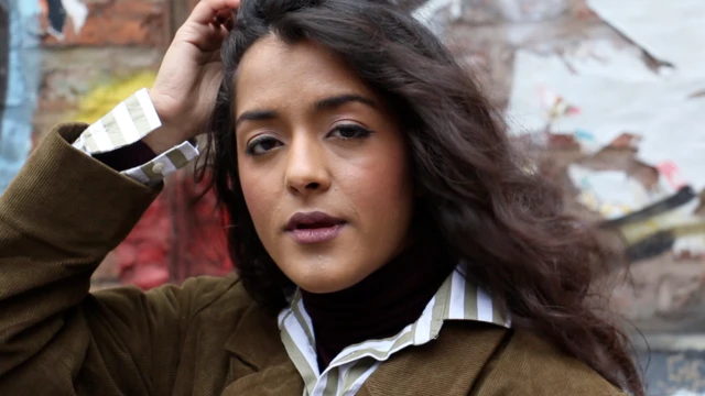 Arooj Aftab en una sesión de fotos