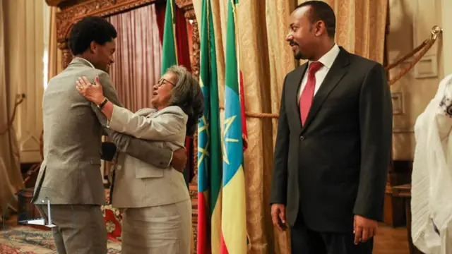 Feyisa Lelisa, au moment de recevoir son prix, dans le bureau du Premier ministre Abiy Ahmed (droite).