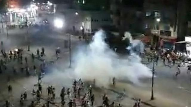 Selon des vidéos publiées sur Internet, une confrontation entre des manifestants et la police à Suez, dans le nord-est du pays.