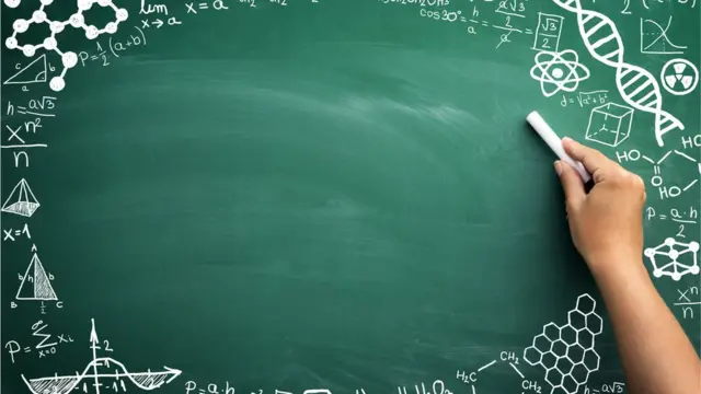 algoritmos matemáticos en una pizarra