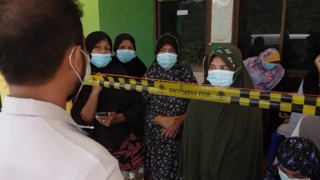 หมอมัสลันคุยกับประชาชนที่มาใช้บริการที่ รพ. ธารโต