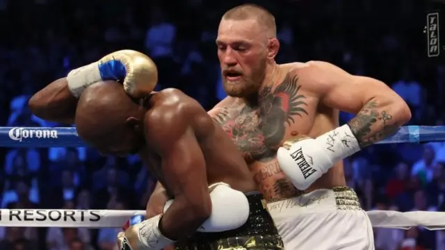 Golpe de McGregor a Mayweather