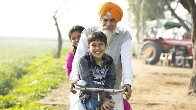 సైకిల్ మీద వృద్ధుడు